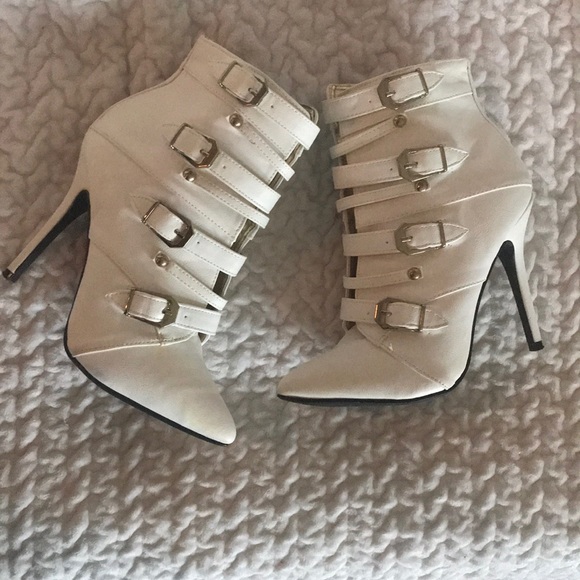 Dollhouse Shoes - Like New! White ankle booties 6.5
